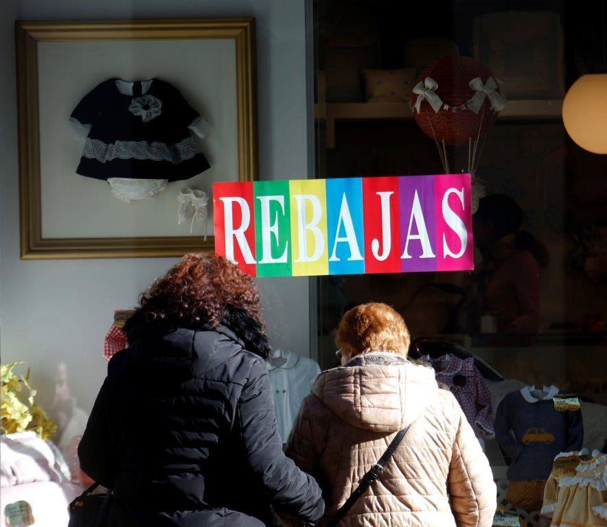 Este martes, primera jornada de tiendas abiertas después de la festividad de Reyes, se vieron algunas colas.