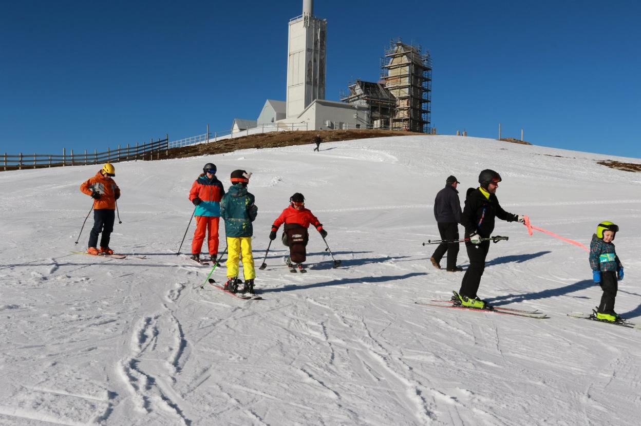 Esquiadores en la parte alta de la estación de Valgrande-Pajares. 