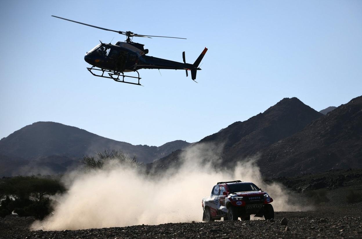 El helicóptero de la organización sigue las evoluciones del coche de Alonso y Marc Coma. 