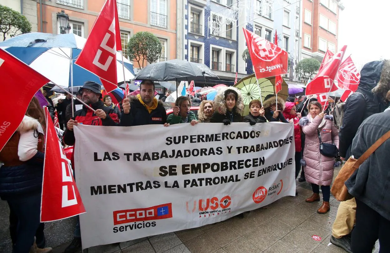 Concentración de trabajadores de minoristas de alimentación frente a la sede del SASEC el pasado diciembre. 
