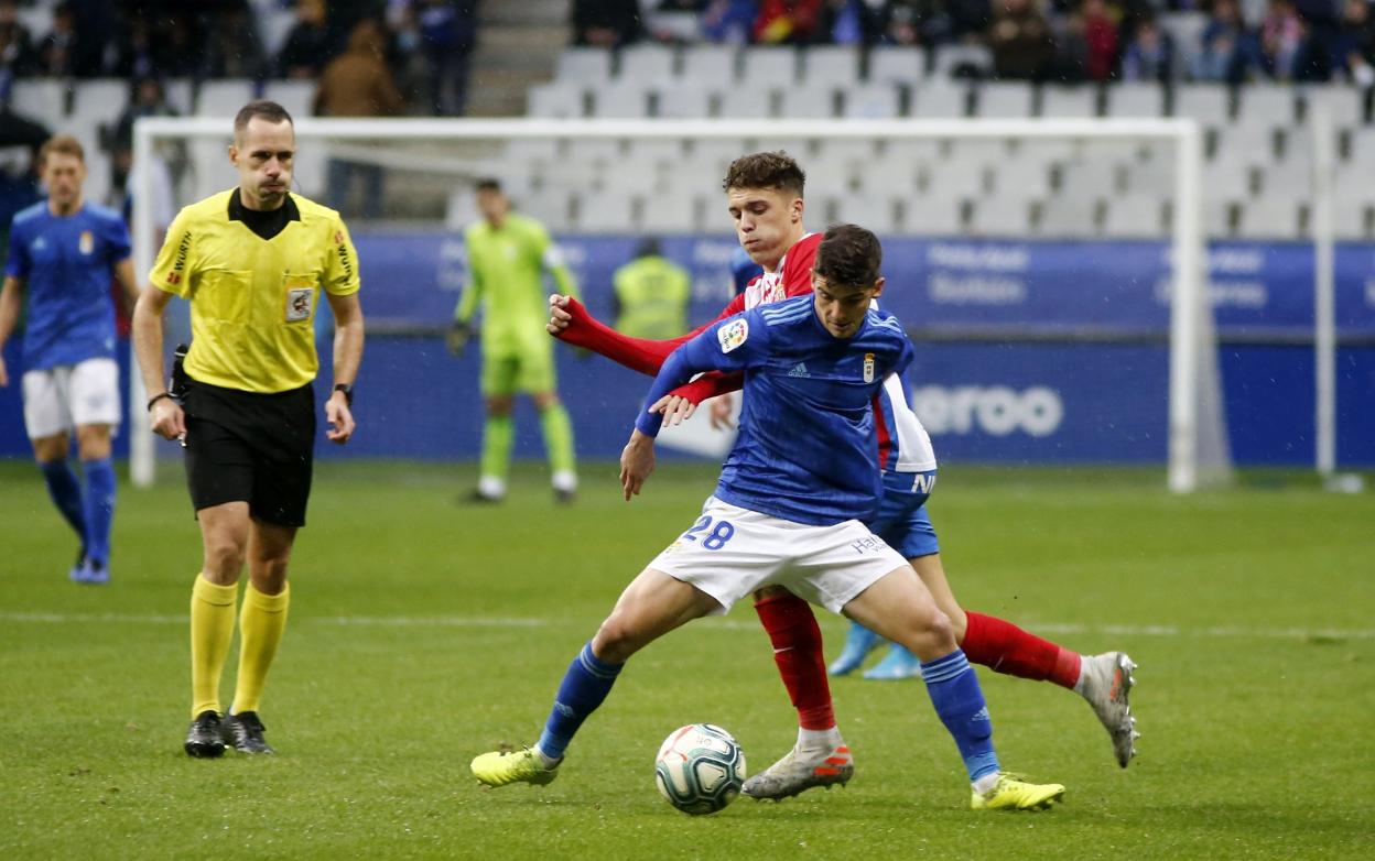 Riki, en un lance del partido ante el Sporting.