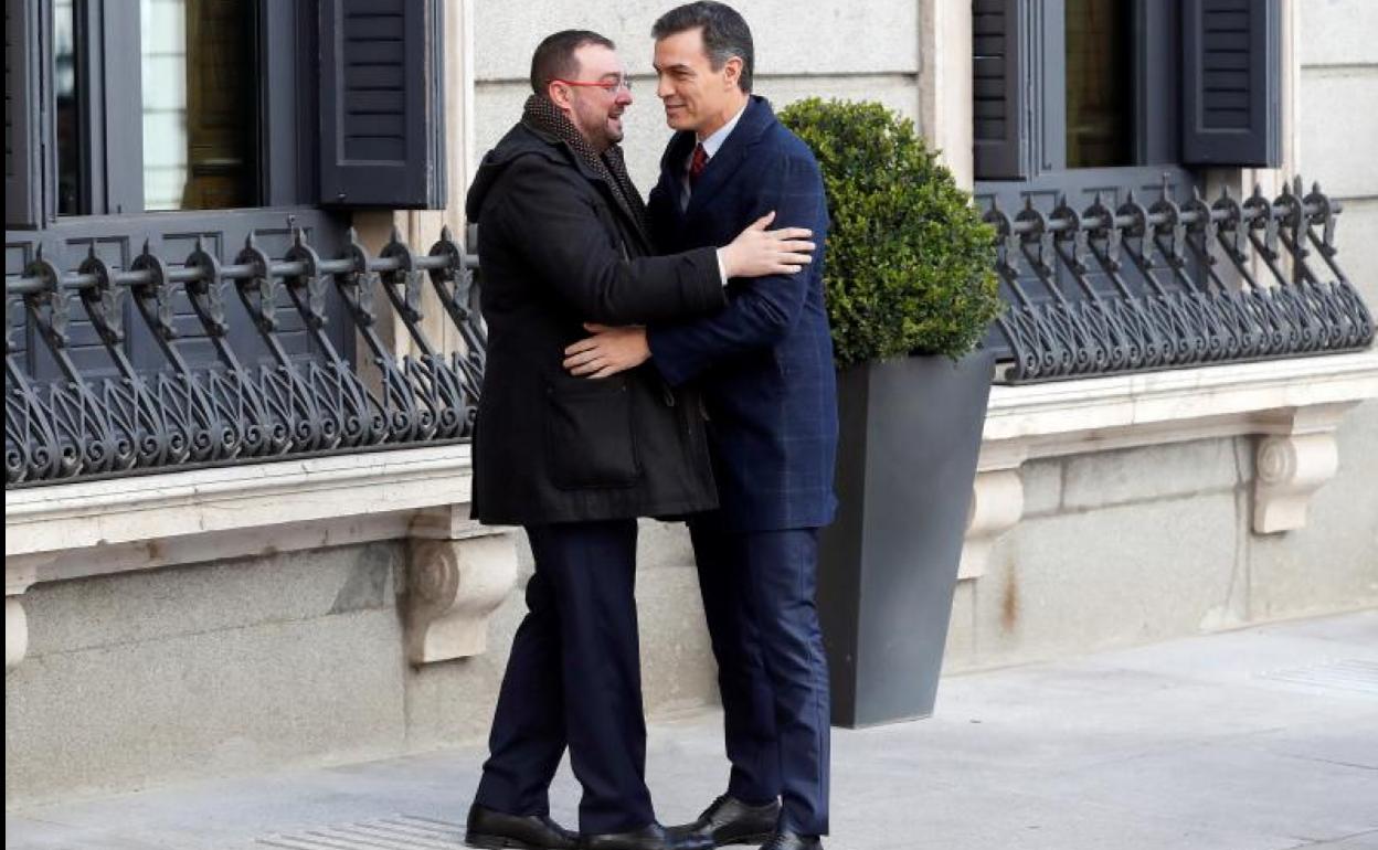 Adrián Barbón y Pedro Sánchez se saludan a las puertas del Congreso.
