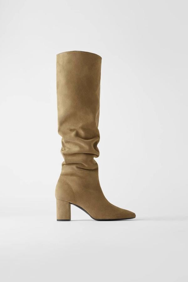 Bota de tacón medio en color beige, con cremallera interior y tipo mosquetero de Zara (49,99 euros).