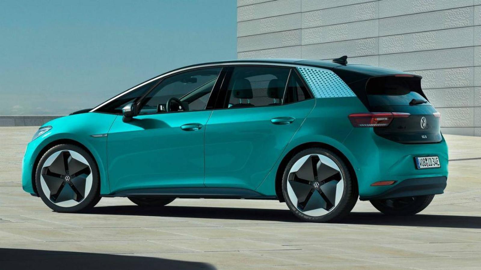 Volkswagen ID3: Este modelo se caracteriza por un diseño futurista perfecto de principio a fin, un estilo que también se ha trasladado al interior de este vehículo gracias a sus asientos, un gran espacio para las piernas, gran pantalla táctil y la luz ID. Light, que garantiza una iluminación ambiental adaptable. Volkswagen lanzará su gama puramente eléctrica con 550 km de autonomía y 204 caballos. Un modelo muy interesante que ya se puede reservar y al que se le calcula un coste inferior a los 30.000 euros.