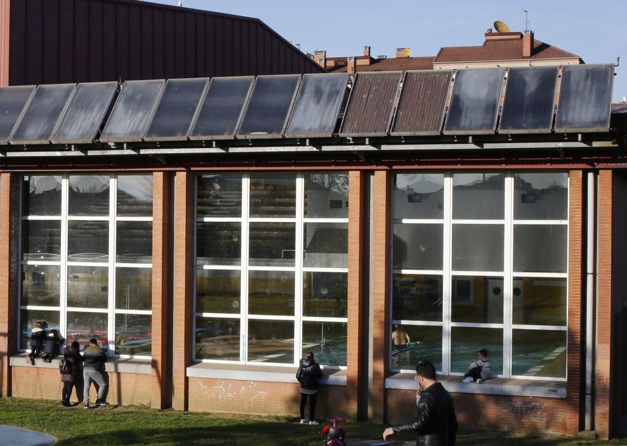 Instalación solar térmica sobre la cubierta de la piscina municipal de El Llano. 