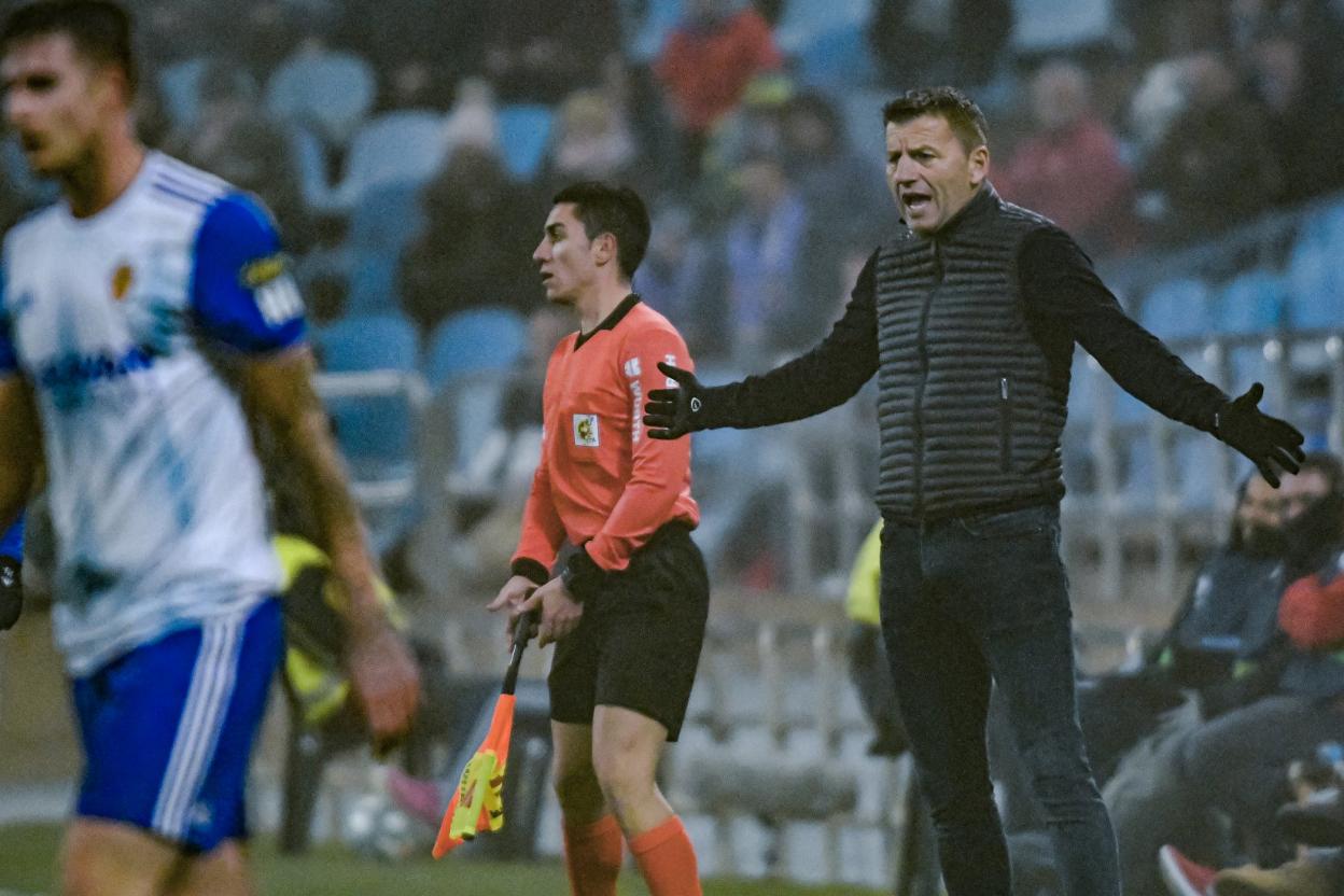 Djukic se enfada con sus futbolistas durante la primera parte, en la que el equipo estuvo lejos de lo que él pretendía. 