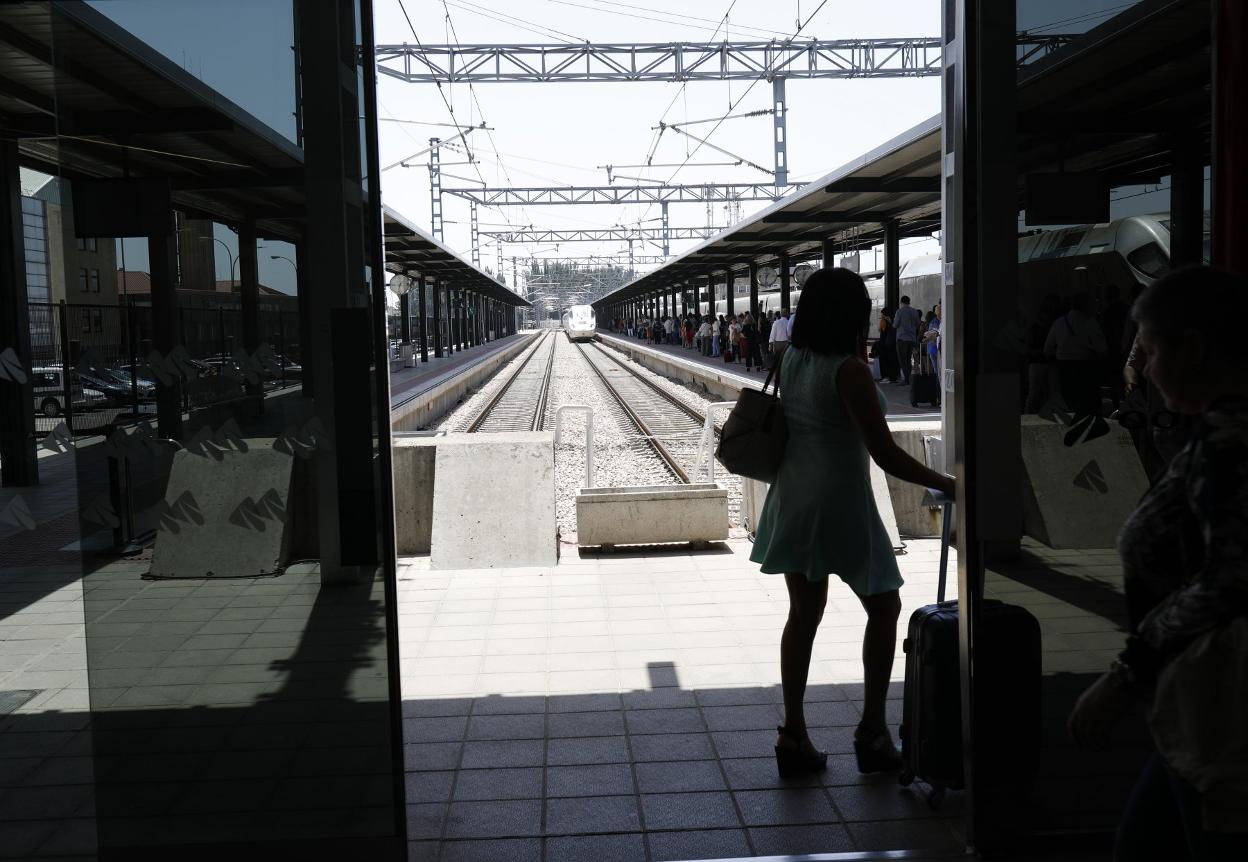 Pasajeros en la estación leonesa. 