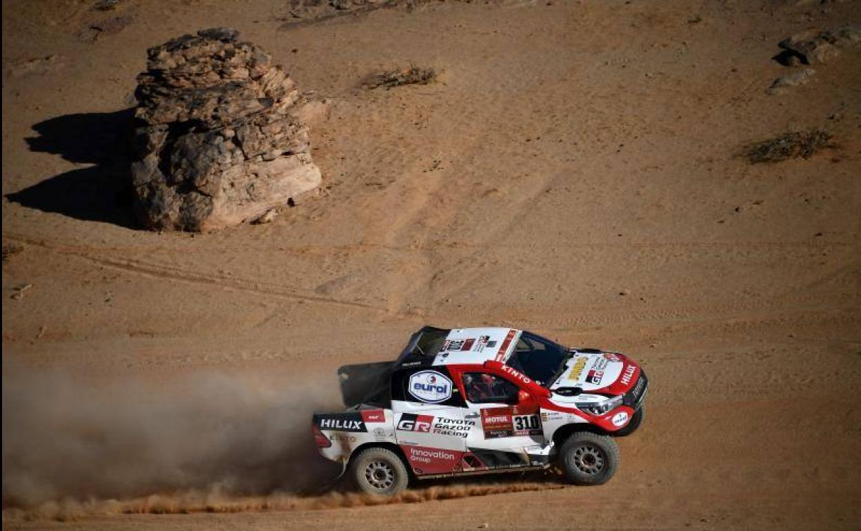 Fernando Alonso y Marc Coma, durante la cuarta etapa del Dakar. 