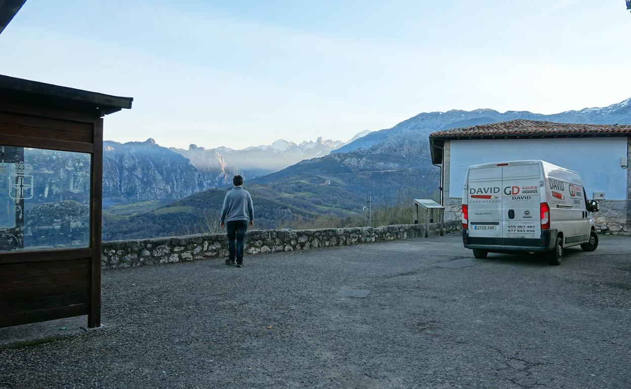 Un vecino pasea por la plaza mirador de Dionisio Viejo Bueno de Asiegu, que será ampliada.