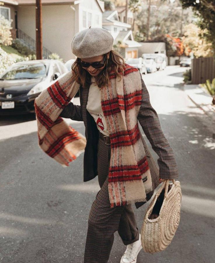 La temporada de fiestas navideñas ya ha acabado y es el momento de la vuelta al trabajo. Una vuelta a la rutina que puede que se haga mucho menos cuesta arriba si la afrontas con estilo y con nuevas adquisiciones en las rebajas que puedan irse directas a tu armario, pero sobre todo a tus estilismos de oficina. Y es que, aunque la bajada de temperaturas nos lo haga siempre todo un poco más difícil, vestir con estilo en la oficina en invierno es posible y esta lista de famosas e influencers nos lo han demostrado. ¿Qué estilismos son tus nuevos favoritos? 