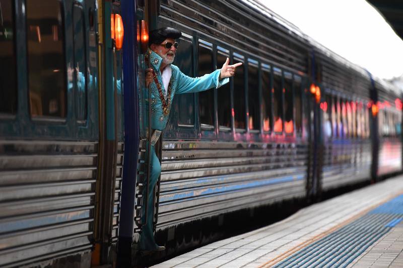 Imitadores y fans de Elvis Presley se han subido a bordo del Elvis Express, en Sydney (Australia), para acudir al Festival Parkes Elvis, un evento anual que celebra la música y la vida del artista en la ciudad de Parkes, Nueva Gales del Sur.