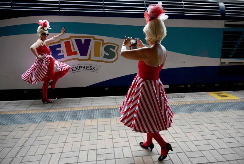 Imitadores y fans de Elvis Presley se han subido a bordo del Elvis Express, en Sydney (Australia), para acudir al Festival Parkes Elvis, un evento anual que celebra la música y la vida del artista en la ciudad de Parkes, Nueva Gales del Sur.