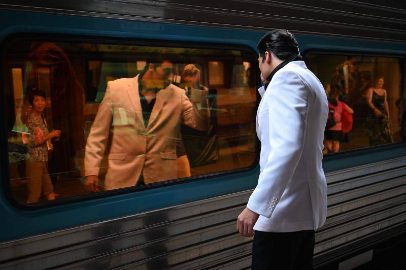 Imitadores y fans de Elvis Presley se han subido a bordo del Elvis Express, en Sydney (Australia), para acudir al Festival Parkes Elvis, un evento anual que celebra la música y la vida del artista en la ciudad de Parkes, Nueva Gales del Sur.