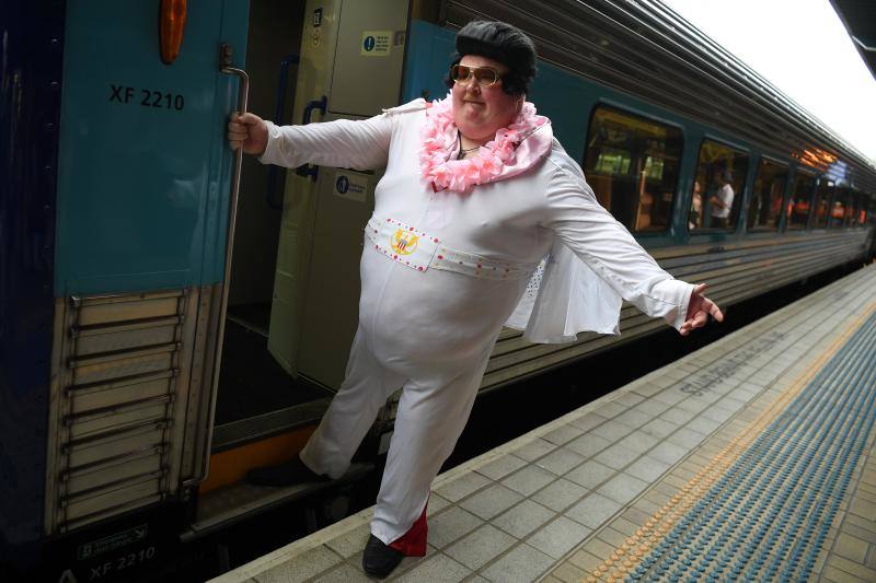 Imitadores y fans de Elvis Presley se han subido a bordo del Elvis Express, en Sydney (Australia), para acudir al Festival Parkes Elvis, un evento anual que celebra la música y la vida del artista en la ciudad de Parkes, Nueva Gales del Sur.