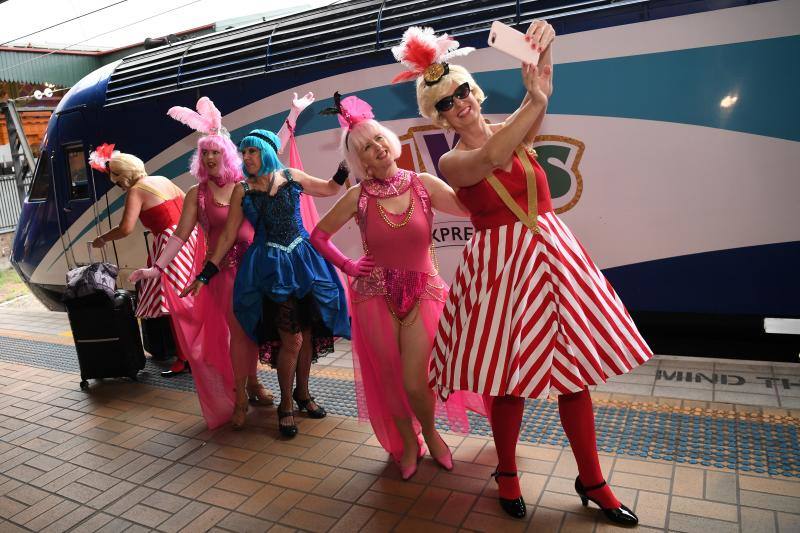 Imitadores y fans de Elvis Presley se han subido a bordo del Elvis Express, en Sydney (Australia), para acudir al Festival Parkes Elvis, un evento anual que celebra la música y la vida del artista en la ciudad de Parkes, Nueva Gales del Sur.