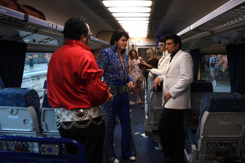 Imitadores y fans de Elvis Presley se han subido a bordo del Elvis Express, en Sydney (Australia), para acudir al Festival Parkes Elvis, un evento anual que celebra la música y la vida del artista en la ciudad de Parkes, Nueva Gales del Sur.