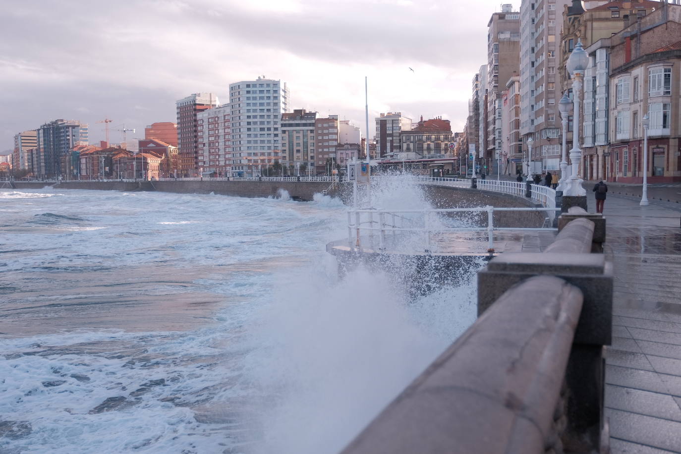 Llega a Asturias la primera alerta del año por viento y oleaje