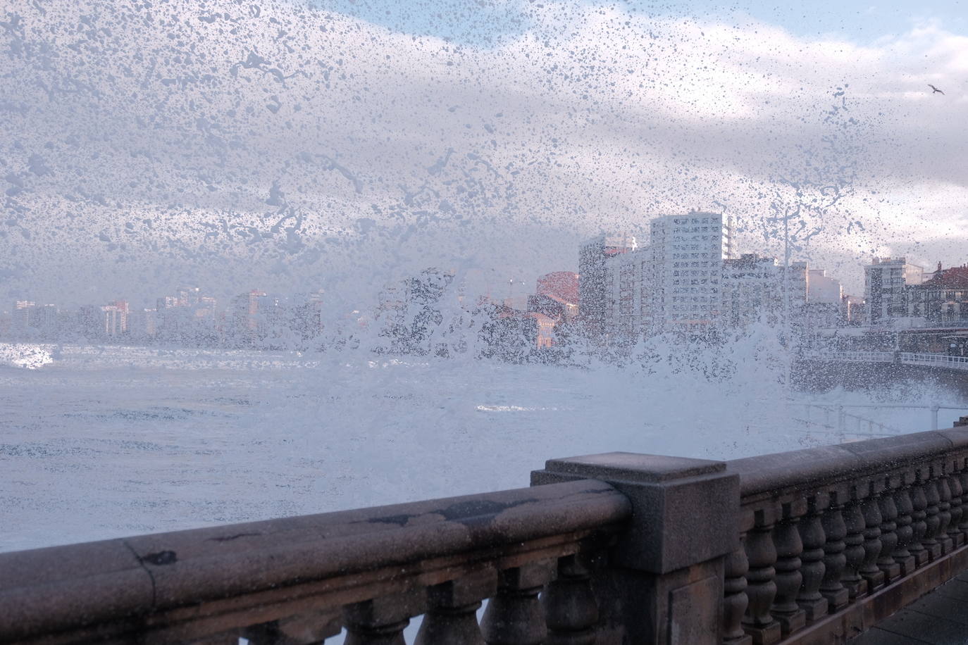 Llega a Asturias la primera alerta del año por viento y oleaje