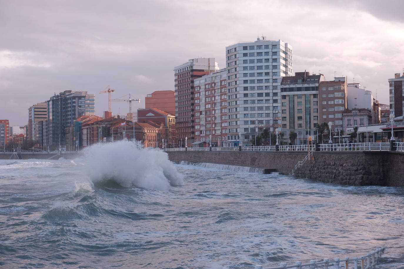Llega a Asturias la primera alerta del año por viento y oleaje