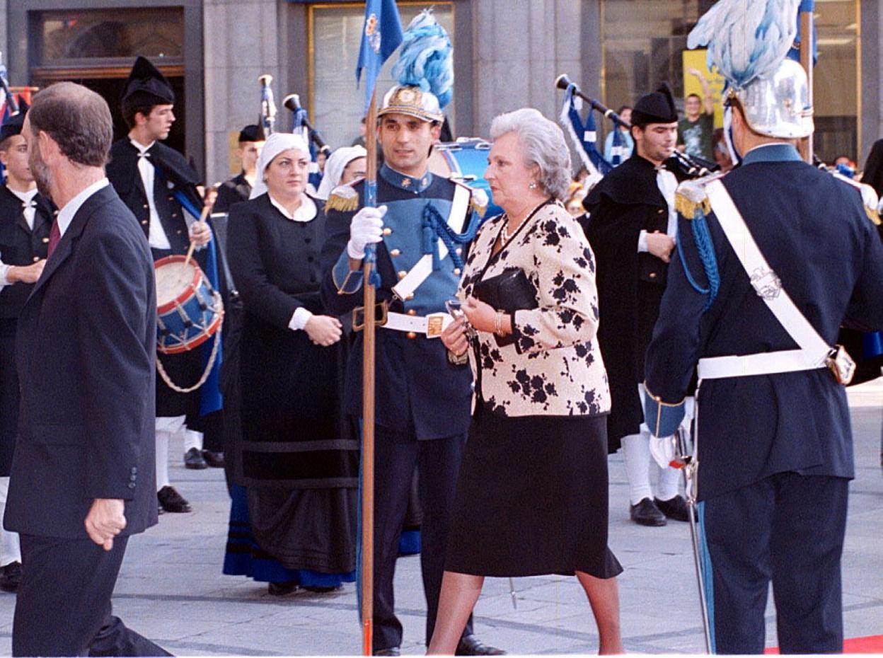 A la puerta del Teatro Campoamor, de camino a la ceremonia de entrega de los Premios Príncipe de 2001. :: JESÚS DÍAZ