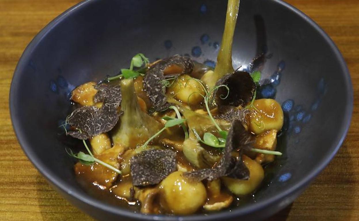 Guiso de alcachofas, ñoquis y setas de temporada