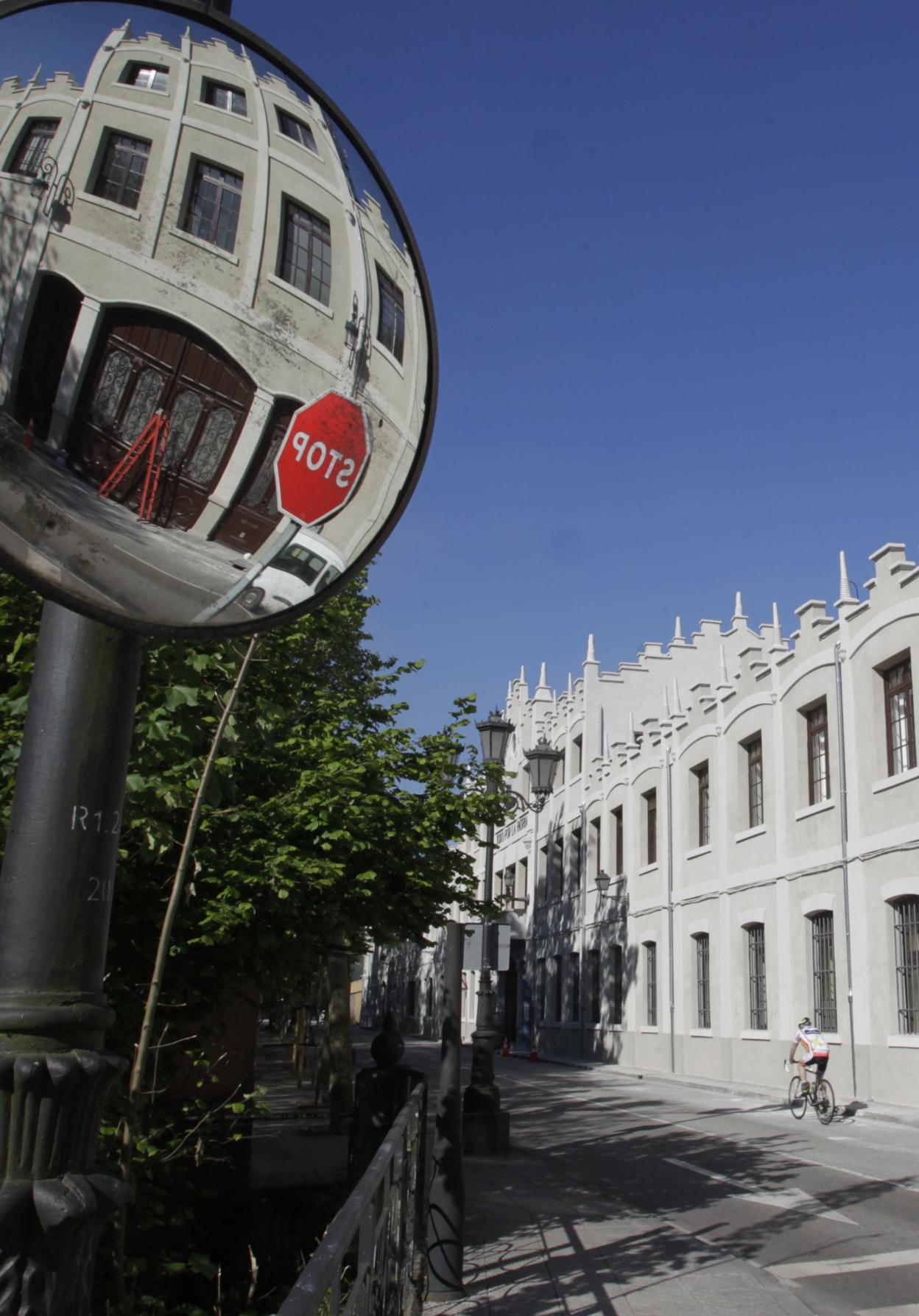 Una vista de la fachada de la fábrica de armas de Trubia, Santa Bárbara Sistemas. 