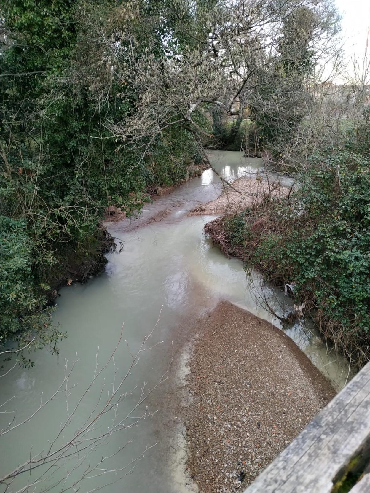 Tramo del Piles contaminado a la altura del parque fluvial, frente a Viesques, la tarde del miércoles. 