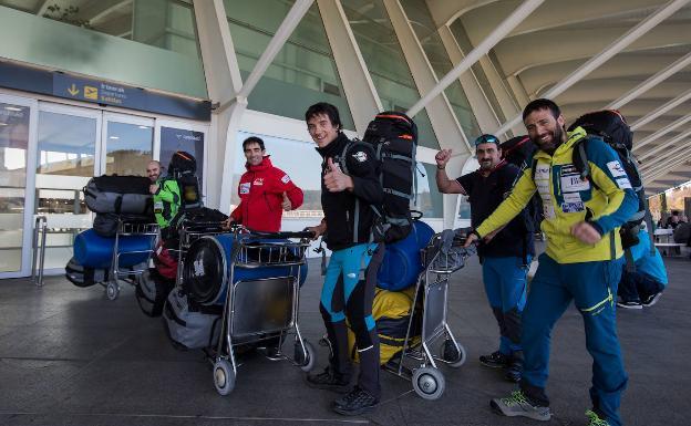 Alex Txikon (derecha) y parte de su equipo se despiden en el aeropuerto de Loiu.