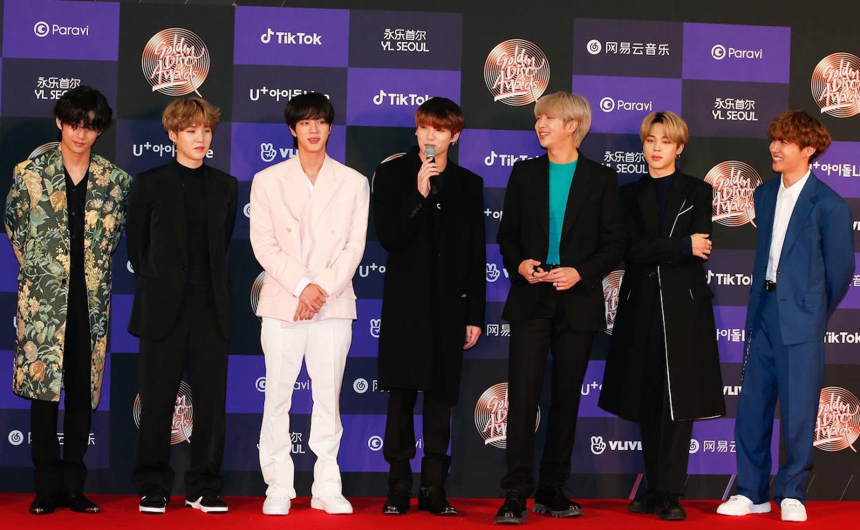 Los siete miembros de BTS, durante una entrega de premios en Seúl el pasado domingo. 