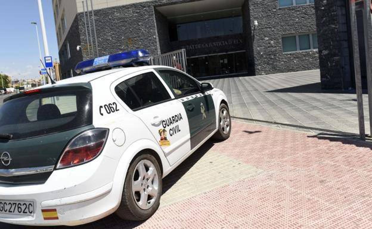 Una patrulla de la Guardia Civil, ante la Ciudad de la Justicia de Elche. 