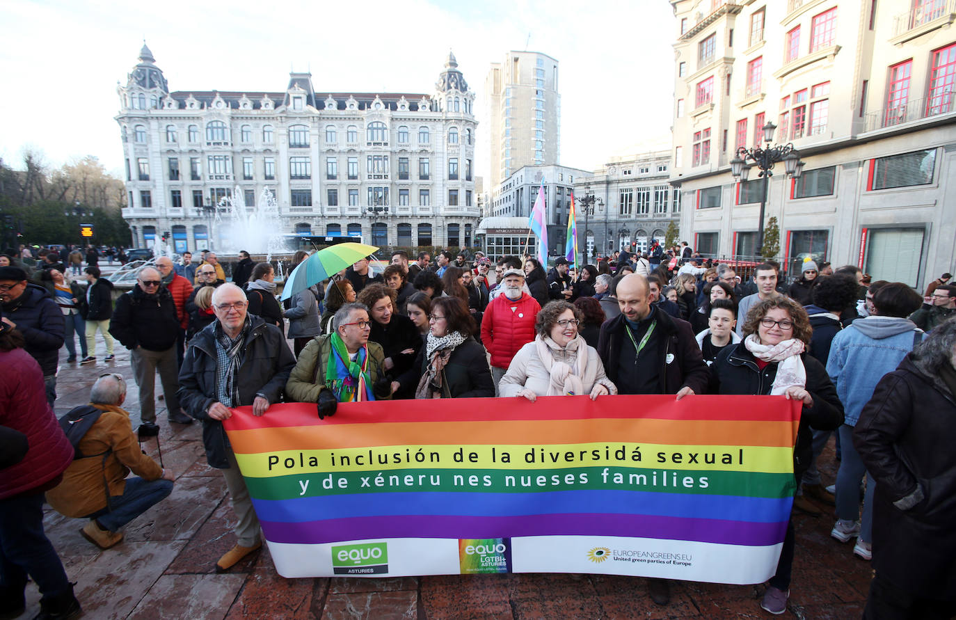 Bujarra, Disex, Kaleide y Xega movilizan a trescientas personas en la plaza de La Escandalera de la capital asturiana. 