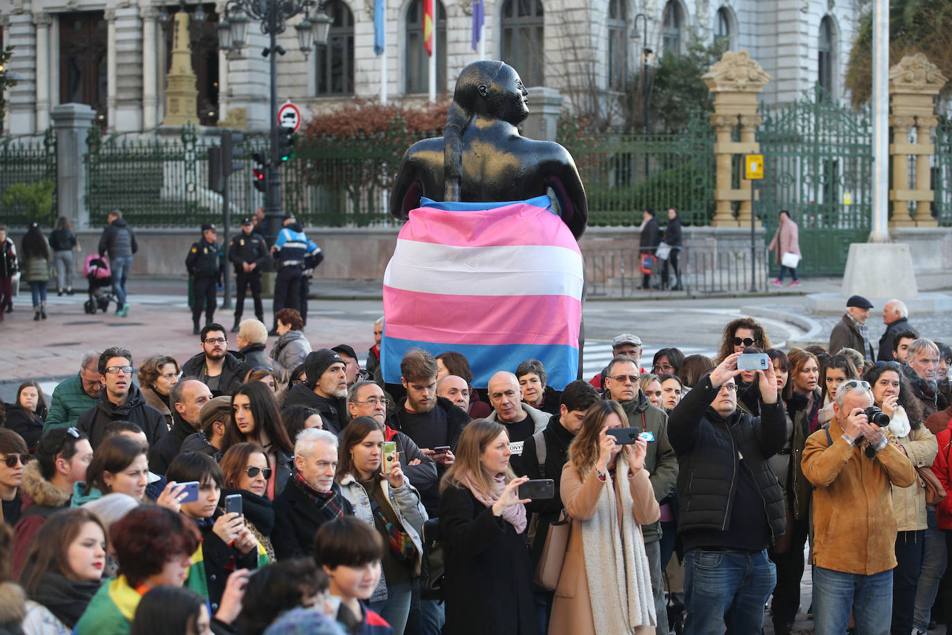 Bujarra, Disex, Kaleide y Xega movilizan a trescientas personas en la plaza de La Escandalera de la capital asturiana. 