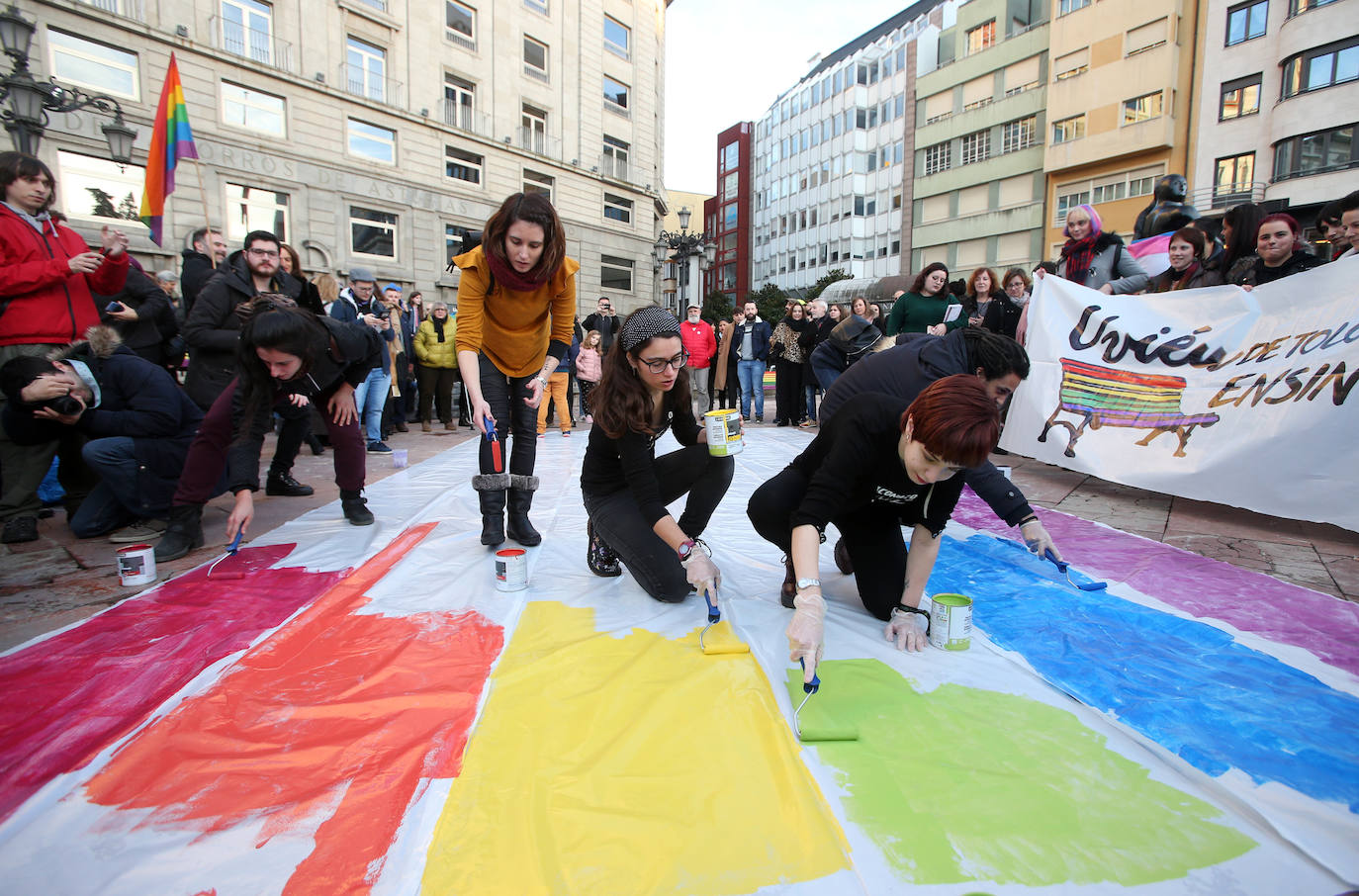 Bujarra, Disex, Kaleide y Xega movilizan a trescientas personas en la plaza de La Escandalera de la capital asturiana. 