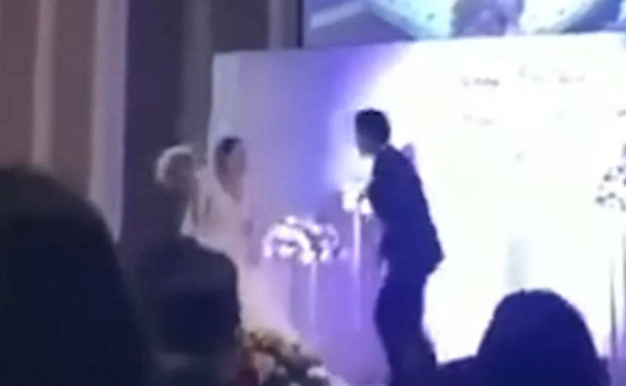 Un hombre graba a su novia siendo infiel con su cuñado y pone el vídeo el día de su boda