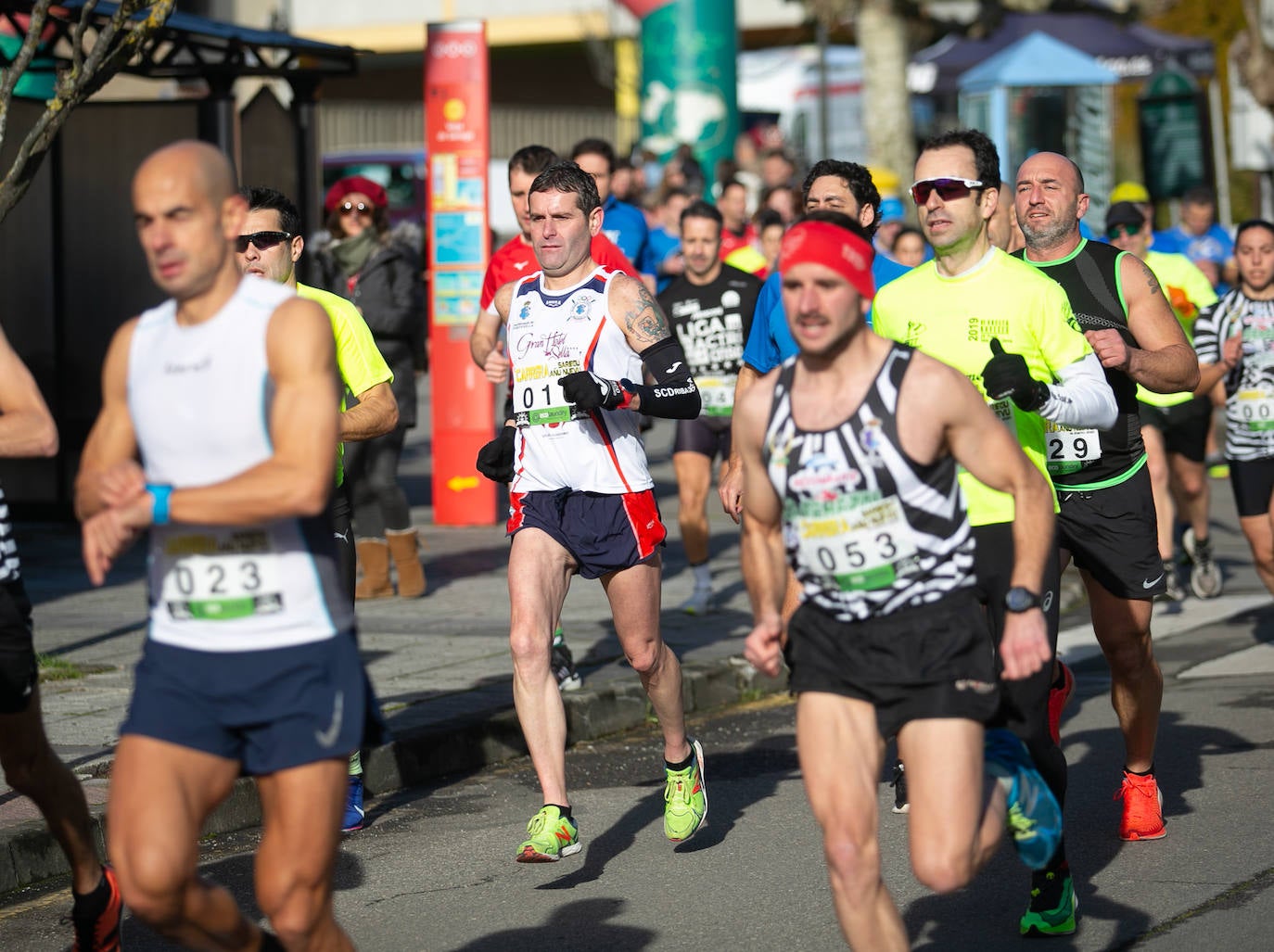 La localidad de Vega de Sariego acogió una carrera popular de siete kilómetros. 