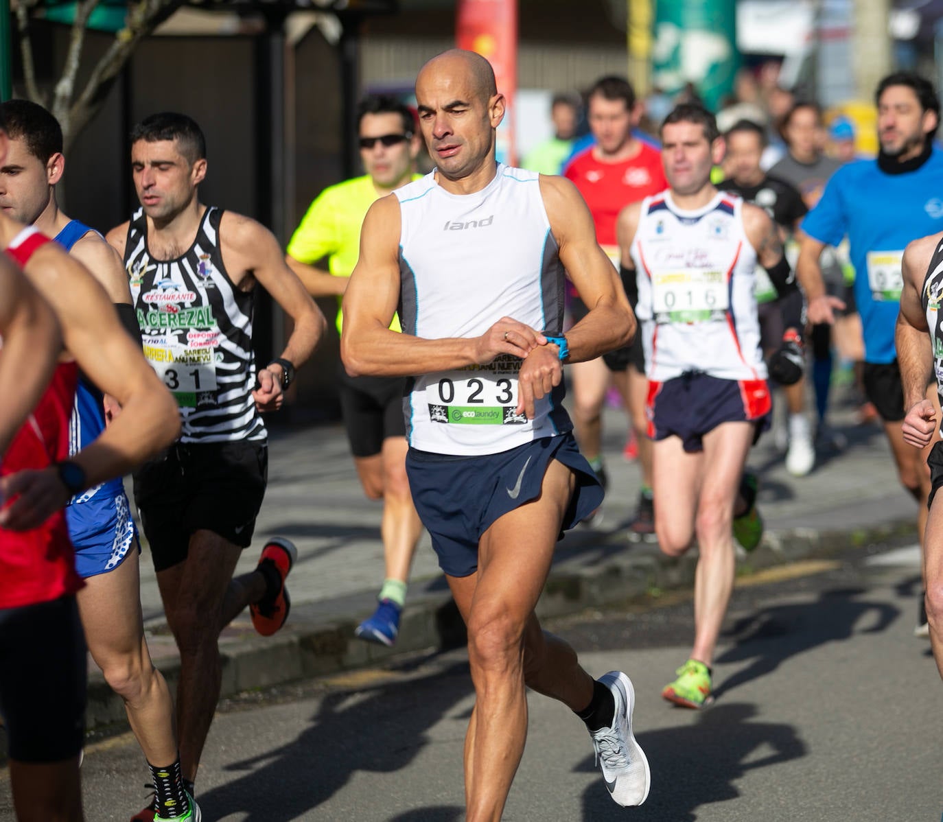 La localidad de Vega de Sariego acogió una carrera popular de siete kilómetros. 