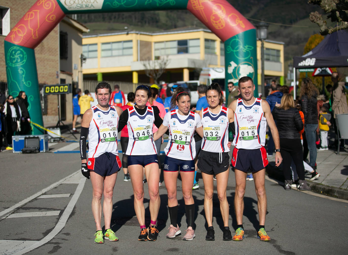 La localidad de Vega de Sariego acogió una carrera popular de siete kilómetros. 