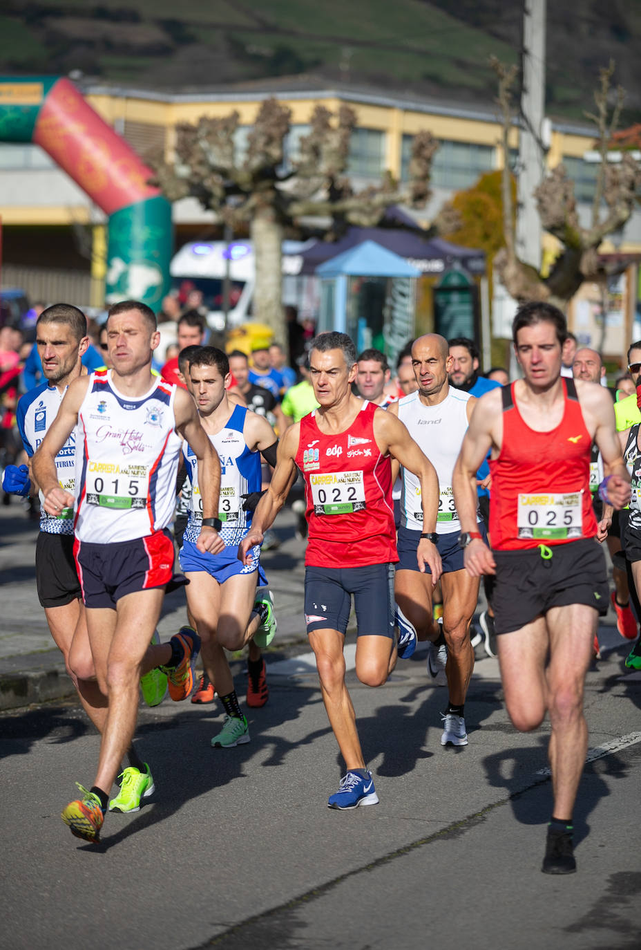 La localidad de Vega de Sariego acogió una carrera popular de siete kilómetros. 