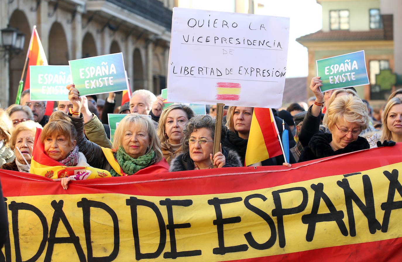 Los actos, convocados por  la plataforma 'España Existe' en diversos Ayuntamientos, contó en la capital del Principado con la presencia del diputado de Vox Asturias en el Congreso José María Figaredo, quien leyó un manifiesto. También estuvo el diputado de la formación en la Junta Ignacio Blanco, y con el concejal de Oviedo Hugo Huerta. 