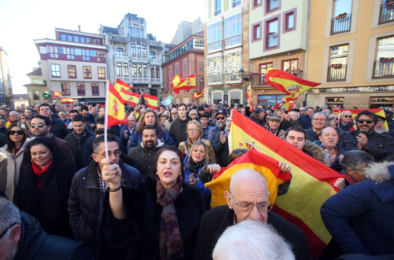 Los actos, convocados por  la plataforma 'España Existe' en diversos Ayuntamientos, contó en la capital del Principado con la presencia del diputado de Vox Asturias en el Congreso José María Figaredo, quien leyó un manifiesto. También estuvo el diputado de la formación en la Junta Ignacio Blanco, y con el concejal de Oviedo Hugo Huerta. 