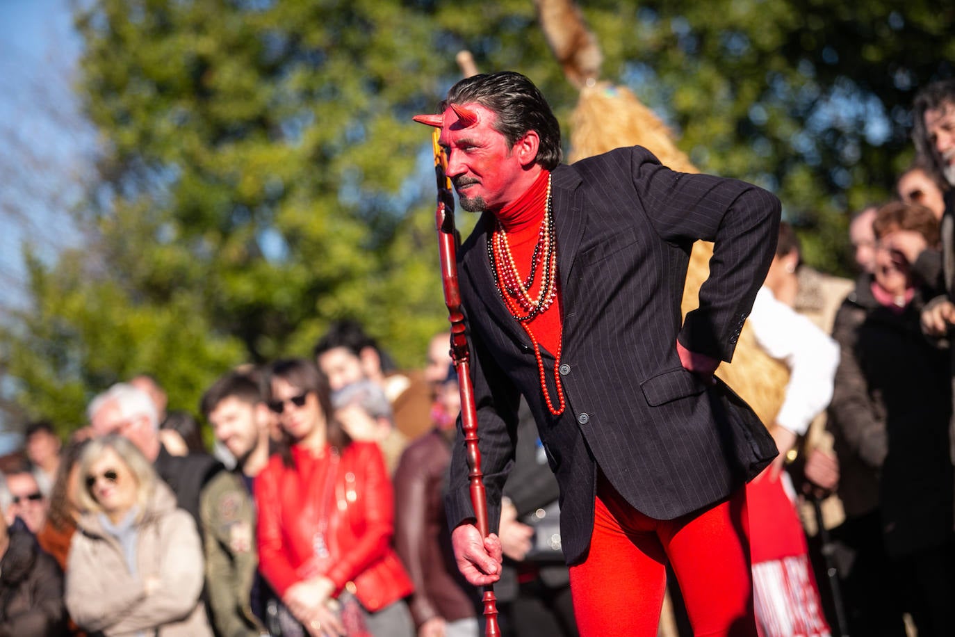 La parroquia sierense celebró su tradicional representación los Sidros y Comedies a la que acudieron el presidente del Principado Adrián Barbón y el alcalde de Siero Ángel García. La jornada soleada acompañó a una celebración llena de colorido, alegría y tradición.