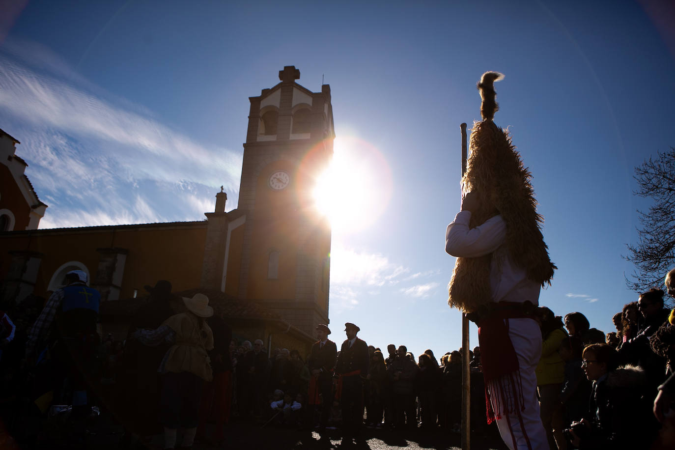 La parroquia sierense celebró su tradicional representación los Sidros y Comedies a la que acudieron el presidente del Principado Adrián Barbón y el alcalde de Siero Ángel García. La jornada soleada acompañó a una celebración llena de colorido, alegría y tradición.