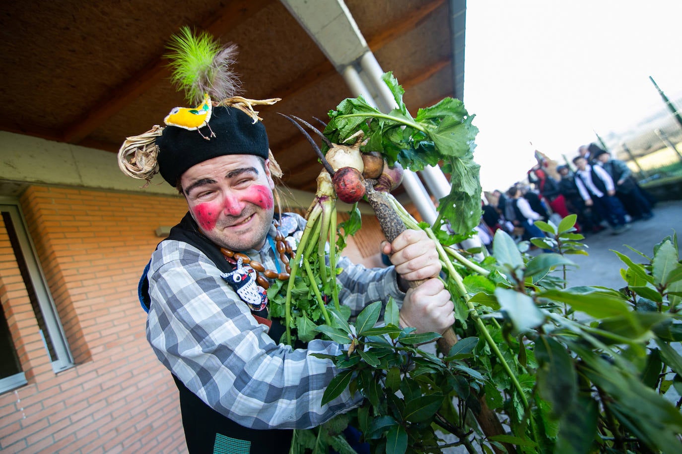 La parroquia sierense celebró su tradicional representación los Sidros y Comedies a la que acudieron el presidente del Principado Adrián Barbón y el alcalde de Siero Ángel García. La jornada soleada acompañó a una celebración llena de colorido, alegría y tradición.