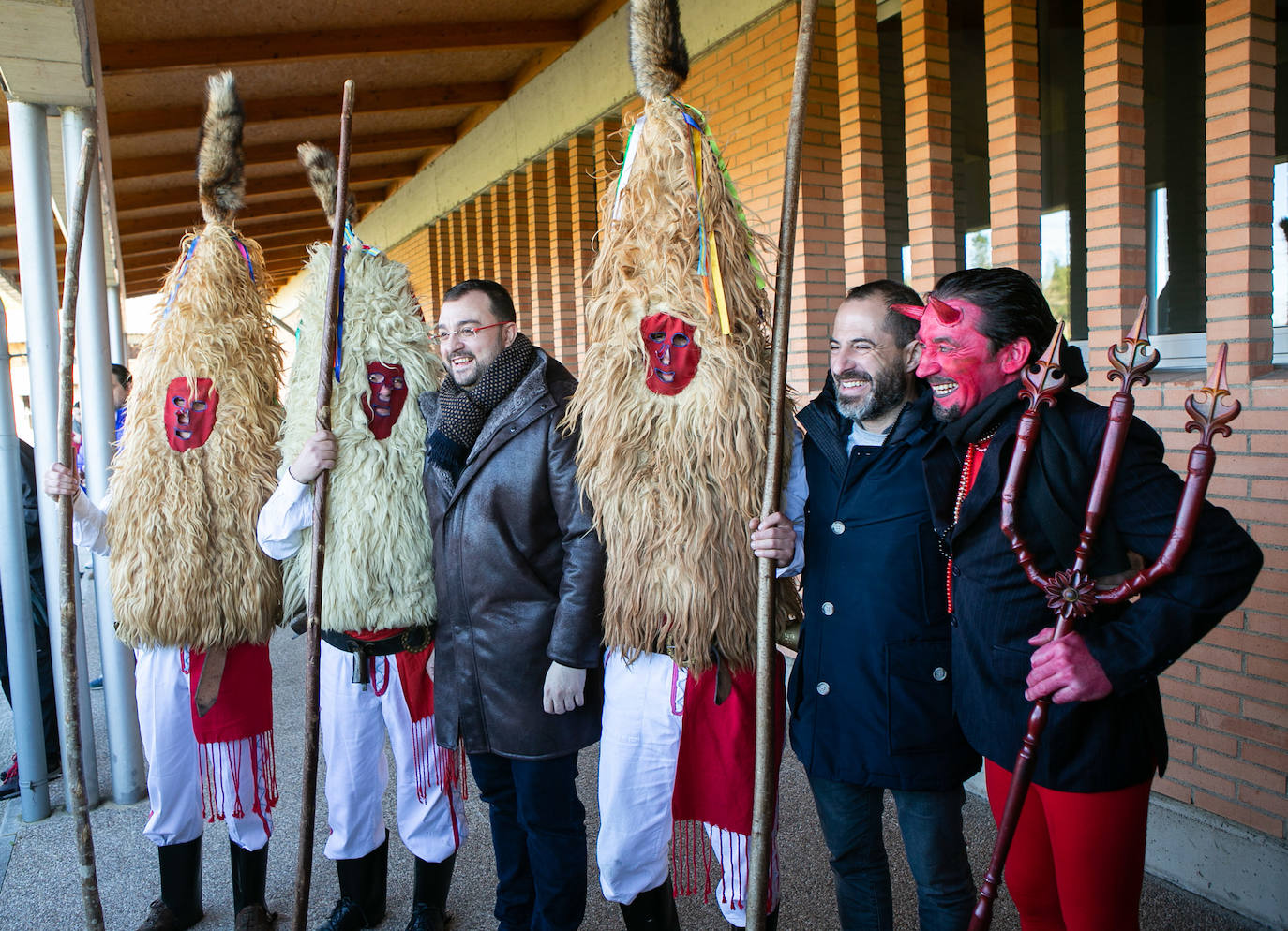 La parroquia sierense celebró su tradicional representación los Sidros y Comedies a la que acudieron el presidente del Principado Adrián Barbón y el alcalde de Siero Ángel García. La jornada soleada acompañó a una celebración llena de colorido, alegría y tradición.