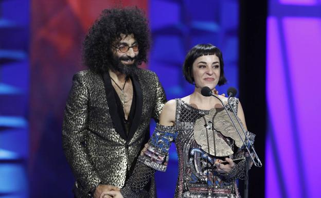 El violinista Ara Malikian y su mujer, la directora Nata Moreno (d), reciben el premio Forqué al Mejor Largometraje Documental. 