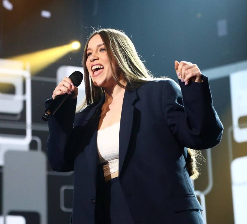 Eva tiene 19 años y llega a la Academia de OT desde Sada-Carnoedo (A Coruña). Estudia Arte Dramático y todos sus conocimientos sobre música son autodidactas. 