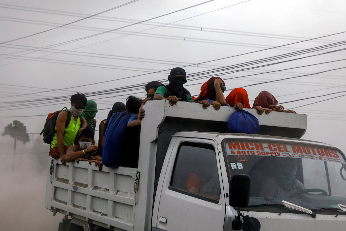 Los aeropuertos Ninoy Aquino de Manila y el de Clark reanudan sus operaciones después de que se cerraran este domingo por la falta de visibilidad ocasionada por la ceniza