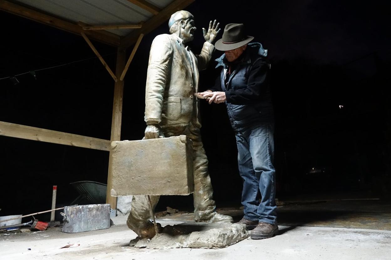 Ramón Alzola da los últimos retoques a su estatua en honor al emigrante. 