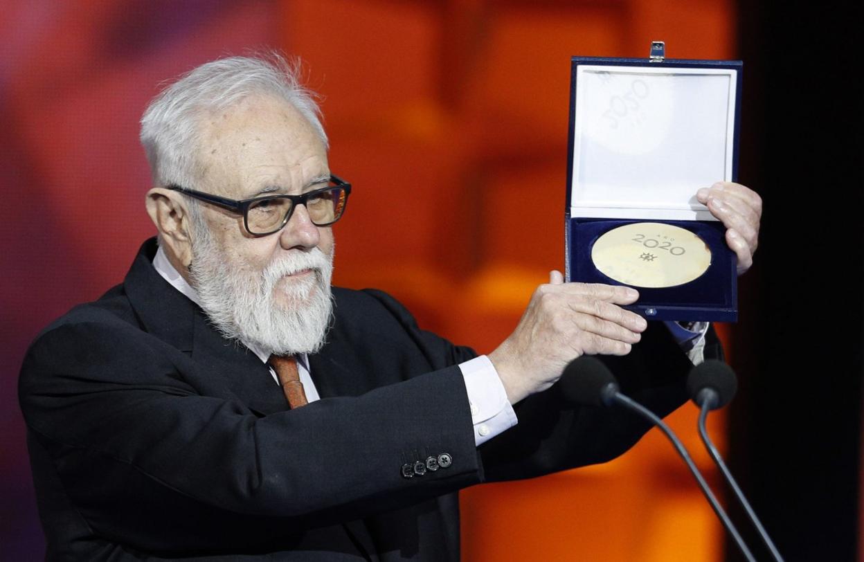 Gonzalo Suárez recibió una ovación de varios minutos y dedicó la Medalla de Oro a su hermano Carlos. 