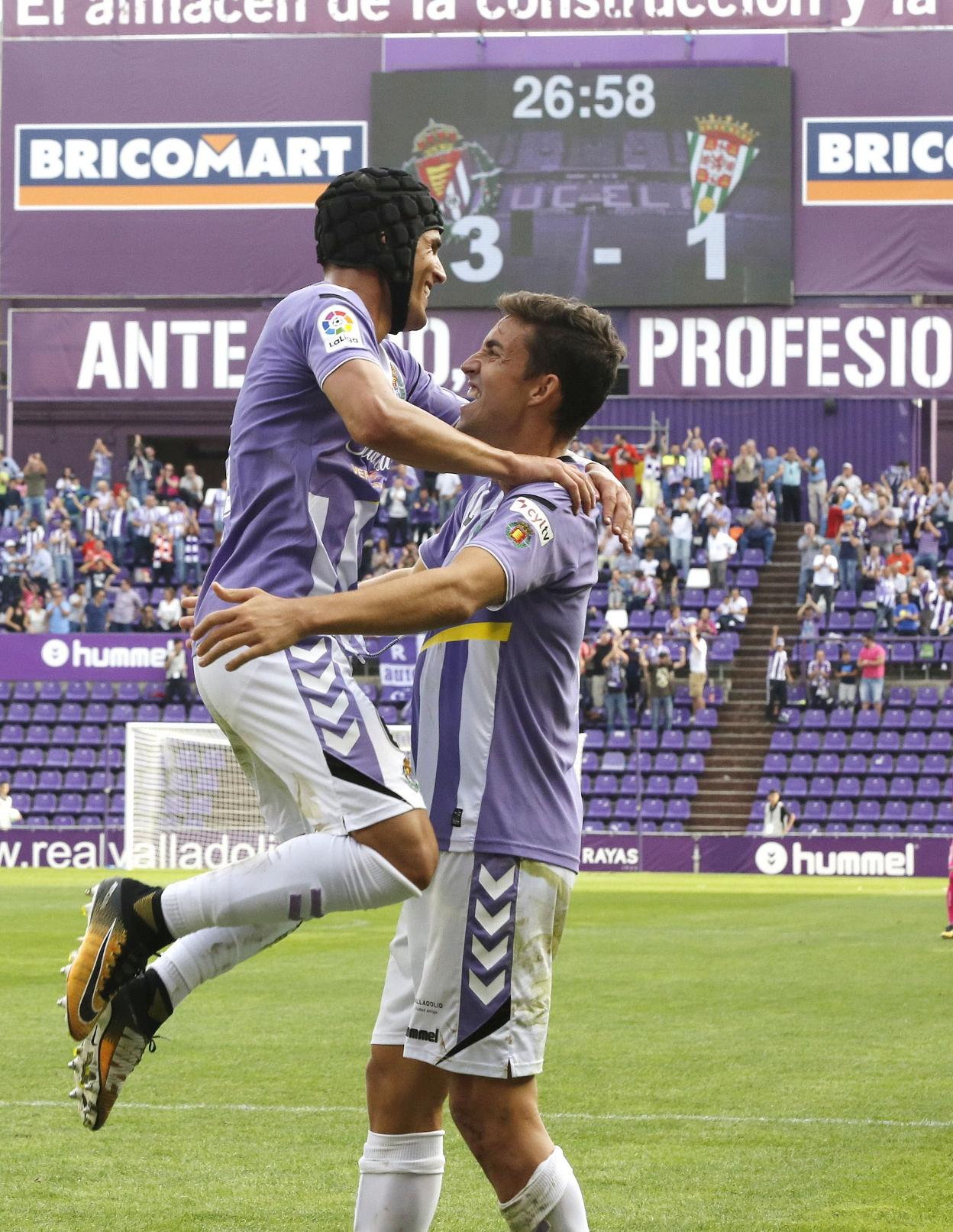 Luismi, a la izquierda, celebra un gol con Mata. 